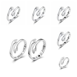 Bague en laiton gravée 'Deux mains s'embrassant', style européen américain tendance, lettre anglaise, bague pour l'index, pour cadeaux, fêtes - Product Image 1