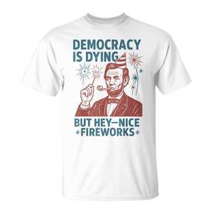 La democracia está muriendo, hermosos fuegos artificiales, camiseta del 4 de julio de Abe Lincoln - Product Image 1
