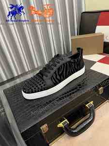 รองเท้าลำลองดีไซน์เนอร์สำหรับชาวคริสเตียน ตกแต่งด้วยหมุดโลหะ สำหรับฤดูใบไม้ผลิและฤดูใบไม้ร่วง บุด้วยหนังแท้ สวมใส่สบาย รองเท้าลูบูตอง - Product Image 2