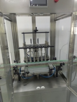 Ligne de production automatique de parfum à 6 têtes Machine de remplissage et de capsulage pneumatique pour composants de noyau d'engrenage d'emballage en verre d'huile et d'eau