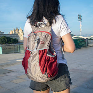 Sac à dos ultra léger pour femme en nylon imperméable à motif géométrique avec bandoulière arquée - Product Image 1