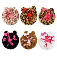 Topi kupluk bulu domba motif/desain leopard bulu polar musim dingin dengan telinga beruang lucu, kancing tertutup, dapat disesuaikan, untuk bersepeda dan bepergian (grosir)