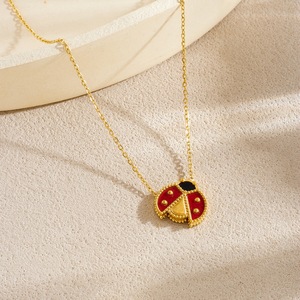 Joli ensemble de bijoux en acier inoxydable plaqué or avec pendentif, collier, bracelet et boucles d'oreilles en émail, motif coccinelle de dessin animé - Product Image 5
