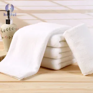 Serviette de bain en coton douce et confortable, de couleur blanche, pour hôtel