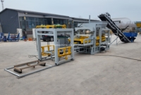 Machine de fabrication de briques carrées entièrement automatique à commande PLC, haute productivité, avec technologie de vibration pour le béton