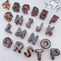 Vente en gros de nouvelles chaînes de téléphone portable DIY en acrylique à motif léopard avec 26 lettres anglaises et perles à gros trous, accessoires de suspension pour sacs
