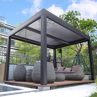 Pergola en aluminium à lames classiques de luxe avec éclairage LED motorisé, finition écologique thermolaquée pour usage extérieur dans la cour