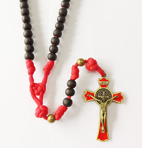 Collier Chapelet Catholique en Paracorde avec Perles en Bois Robustes, Croix Crucifix, Personnalisé pour Hommes - Vente en Gros - Product Image 4