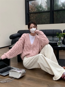 Áo len nữ cổ chữ V ngắn phong cách lười biếng giản dị mùa thu mùa đông dày đan len cardigan nút chiên bột Xoắn - Product Image 5