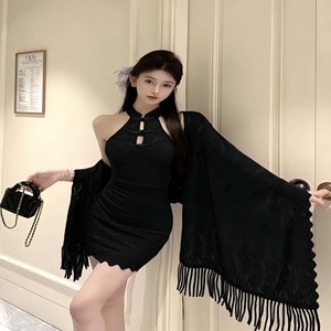 เดรสลูกไม้เซ็กซี่แบบคอ halter สไตล์จีนใหม่ โชว์ไหล่เว้า สำหรับผู้หญิง รุ่นใหม่สำหรับฤดูใบไม้ร่วงและฤดูหนาว ทรงเข้ารูป - Product Image 4