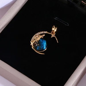 Collar Planeta Azul en Acero Inoxidable con Circonita Delicada Saturno Espacio Tierra Globo en la Luna Novedad en Joyería - Product Image 5