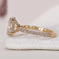 2 Karat Oval Gizli Haleli Pave Bantlı Laboratuvar Üretimi Elmas Nişan Yüzüğü 14K/18K Som Altın IGI Sertifikalı CVD/HPHT Özel Tasarım Mücevher