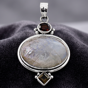 Pendentif ovale exclusif Art Palace en argent 925 avec grenat, pierre de lune arc-en-ciel et quartz fumé – Bijou pour usage quotidien - Product Image 1