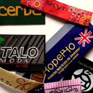 Etiquetas Tejidas Autoadhesivas para Prendas, con Plegado en el Extremo y Borde Cortado a Calor, Material de Poliéster, Impresión por Transferencia de Calor para Uso en Ropa - Product Image 1