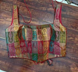 Blusa Bustier de Brocado Banarasi Multicolor con Mangas Cortas para Novias y Eventos Festivos - Product Image 3