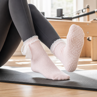 Chaussettes de Pilates et de Yoga Antidérapantes à Volants avec Nœud en Dentelle et Logo Personnalisé, Semelle Entière à Pois pour Reformer, Barre et Studio