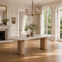 Table à manger moderne de luxe discret avec plateau en marbre travertin et piétement en chêne cannelé pour projet de design d'intérieur de villa et d'hôtel