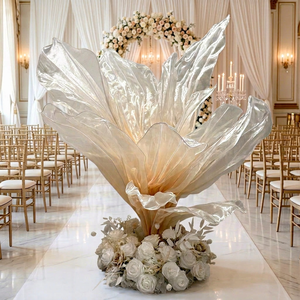Centro de Mesa LEDA de Lujo con Flores de Tul Brillante, Soporte de 1.5 Metros de Altura, Forma Flexible, Tul Brillante Iridiscente en Degradado - Product Image 1