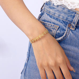 Brazalete recortado de vanguardia SZ118-Brazalete asimétrico de acero inoxidable con perforaciones geométricas para apilamiento de bordes urbanos - Product Image 6