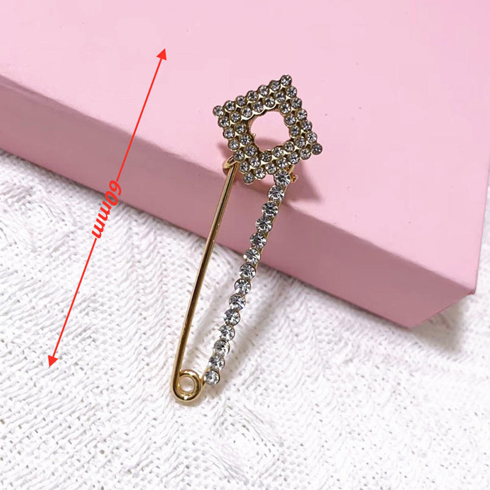 006 Carré incrusté de diamants doré 6CM