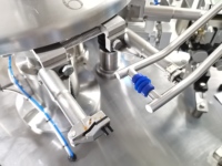 Machine de remplissage et de bouchage intégrée rotative à trois têtes populaire pour les parfums et les soins de la peau