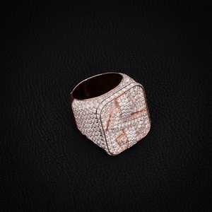 Bague en Moissanite Homme Style Hip Hop Trap House Iced Out en Argent 925, Testée au Détecteur de Diamant, Bijoux de Luxe Personnalisés - Product Image 4