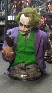 Estatua de Busto del Joker en Resina en Existencia - Coleccionable del Villano de Batman de DC Comics - Product Image 3