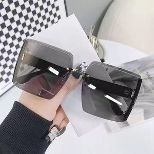 แว่นกันแดดทรงสี่เหลี่ยมขนาดใหญ่สไตล์เรโทรสุดฮิต ไร้กรอบ ป้องกันรังสียูวี เหมาะสำหรับทุกเพศ ใช้ได้ทั้งกลางแจ้งและเดินทาง - Product Image 1