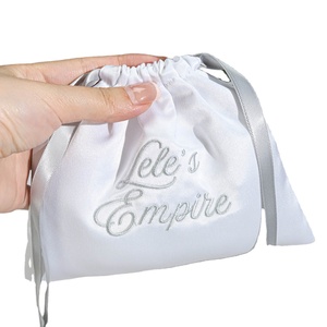 Pochette de rangement de luxe en satin rose pour cosmétiques, soins de la peau et parfums, avec dessus à volants, sac anti-poussière en satin personnalisé avec cordon de serrage - Product Image 1