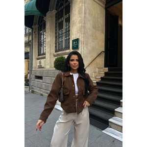 Chaqueta Marrón para Mujer con Cuello Camisero y Detalle de Bolsillo - Product Image 3