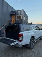 Bâche de benne rigide pour pick-up Dodge Ram 2500 3500 Mitsubishi Triton Isuzu D-Max avec rangement et fenêtres arrière