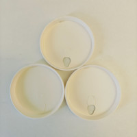 Couvercles en papier blanc enduit de PE, écologiques et imperméables, de 80 mm et 90 mm, imprimés sur mesure à Xiamen, pour gobelets à café chaud et soupes jetables