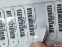 Étiquettes de codes-barres pour câbles imprimées sur mesure |   Étiquettes de suivi d'actifs durables avec trou