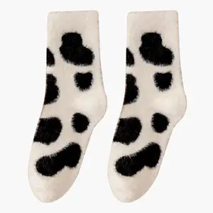 Оптовая продажа, изготовленные на заказ, милые пушистые носки из коровьей кожи, теплые зимние пушистые тапочки, носки для женщин
