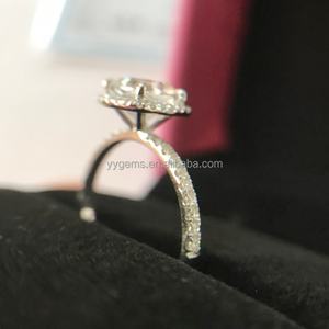 Anillo de Boda Elegante de Oro Blanco de 14k con Diamante Moissanita de 2ct en Corte Cojín con Efecto Hielo - Product Image 3