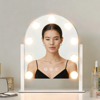Miroir de maquillage sur pied avec écran tactile personnalisable et design arqué, doté de 9 ampoules LED réglables.