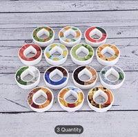 Capsules d'eau aromatisées rafraîchissantes avec couvercle en plastique et paille, design de logo élégant pour la remise des diplômes et la consommation de café