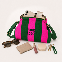 Bolso de Hombro Cruzado de Punto con Rayas de Felpa Personalizado para Mujer, con Correa Ajustable, Tipo Dumpling, OEM ODM, Venta al por Mayor con Logotipo