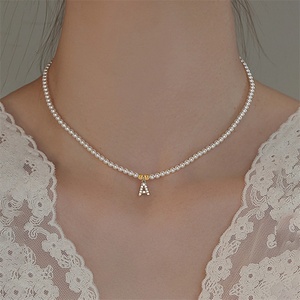 Collar de cadena con colgante de letra inicial de acero inoxidable chapado en oro de alta calidad, resistente al agua, con 26 letras iniciales y cadena de perlas. - Product Image 2