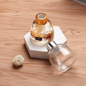 Avertan Xuzhou – Bouteilles diffuseurs d'arômes <span class=keywords><strong>en</strong></span> <span class=keywords><strong>verre</strong></span> <span class=keywords><strong>en</strong></span> gros 100ml/200ml, ouverture facile, estampage à chaud, décoratives et créatives - Product Image 1