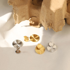 Boucles d'oreilles clous géométriques en acier titane plaqué or 18 carats, style chinois, gravées motif éventail origami, dos rond, inaltérables, vente en gros - Product Image 3
