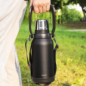 PINKAH Nouveauté 1700ml / 57 OZ Grande capacité Thermos en acier inoxydable à vide Bouteille d'eau avec tasse supplémentaire pour les voyages - Product Image 1