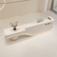 Bureau de réception moderne personnalisé à ondulations douces avec base sphérique unique pour clinique cosmétique, salon de manucure, spa de beauté