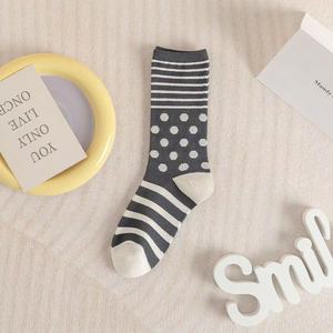 Calcetines de algodón a rayas y lunares para mujer, calcetines coreanos de media pantorrilla para primavera, otoño e invierno, tendencia coreana, lindos y versátiles - Product Image 6