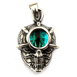 Collar con Colgante de Calavera de Acero Inoxidable con Llama y Ojo Turco de Resina Verde - Product Image 1