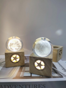 El único diseño de <span class=keywords><strong>estrella</strong></span> de cinco puntas hecho de madera maciza natural, combinado con una bola de cristal, hará que toda tu noche brille. - Product Image 2