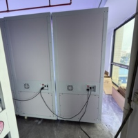 Máquina de grúa de premios LED RGB moderna, rosa y azul neón, para centros comerciales y centros de entretenimiento familiar