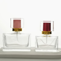 Flacon de parfum rectangulaire de luxe en verre borosilicate 50 ml avec capuchon pulvérisateur et pompe, couvercles roses sérigraphiés, MOQ 100 pièces