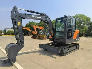 Excavatrice sur chenilles DEVELON DX60D avec moteur et pompe haute puissance pour la construction agricole - Product Image 4