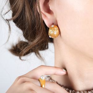 Style exagéré titane acier clous <span class=keywords><strong>d</strong></span>'<span class=keywords><strong>oreille</strong></span> luxe élégant or argent boucles <span class=keywords><strong>d</strong></span>'oreilles incrusté <span class=keywords><strong>perle</strong></span> Grain boucles <span class=keywords><strong>d</strong></span>'oreilles goujon pour les filles - Product Image 4